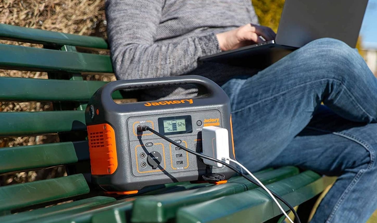 Jackery Powerstation Explorer 500 Watt verbunden mit einem Laptop im Outdoor-Bereich