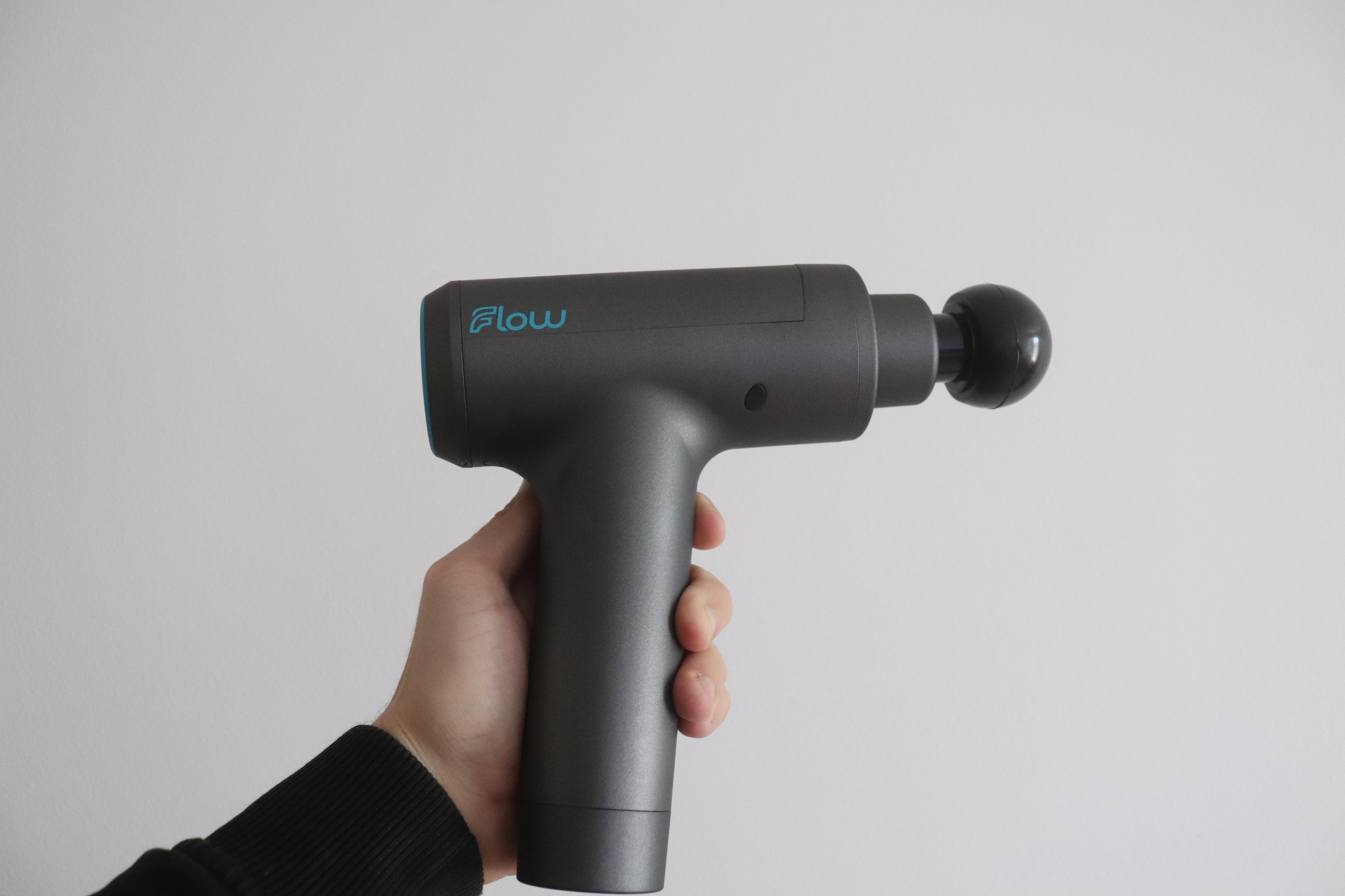 Flow Mini Massagepistole im Test: Abgewinkelter Griff in der Hand - sehr bequem und stabil